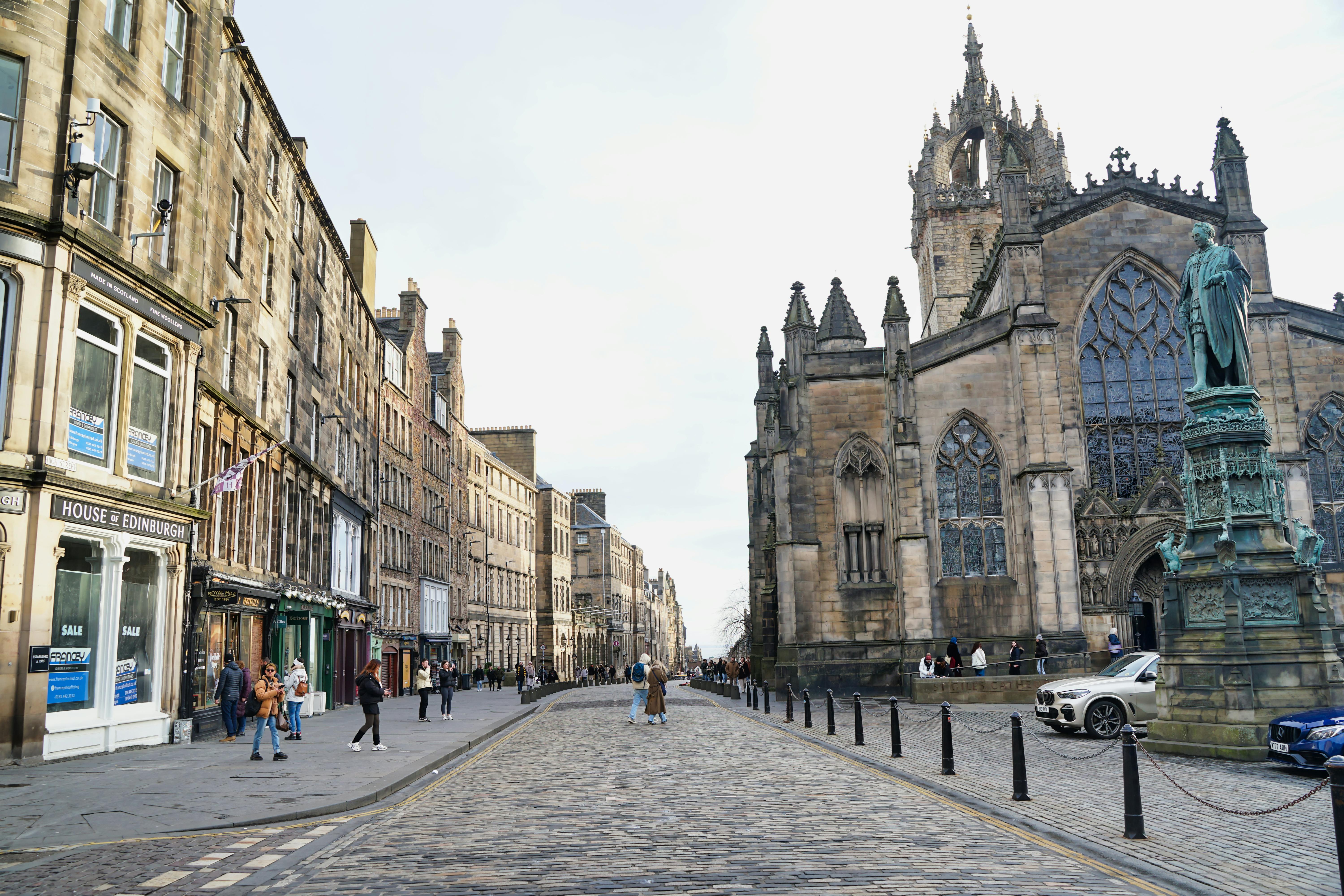 Getting Around Edinburgh on Foot: Old and New Towns