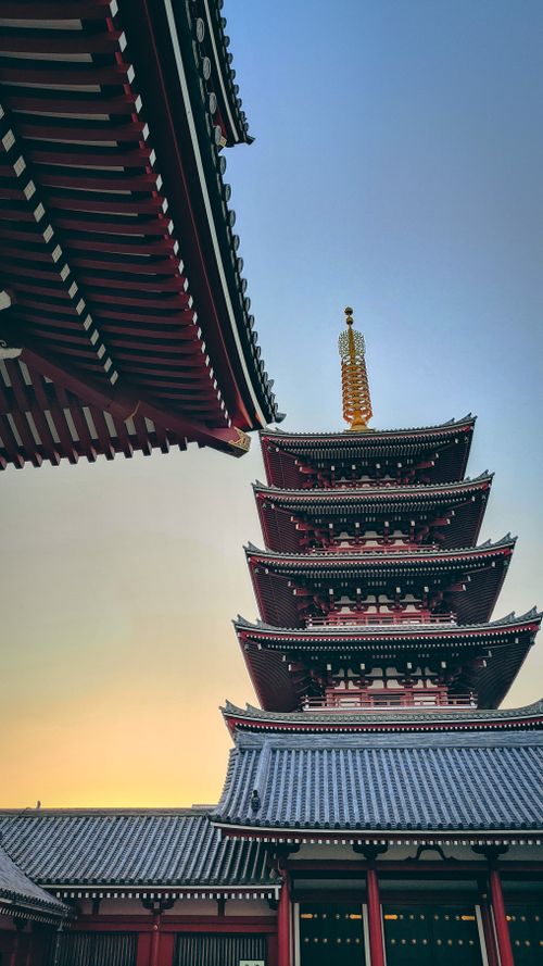 Free Capture of a traditional Japanese pagoda at sunset, highlighting cultural architecture. Stock Photo