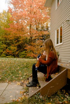 秋天，一对母子坐在户外，共享温馨时光