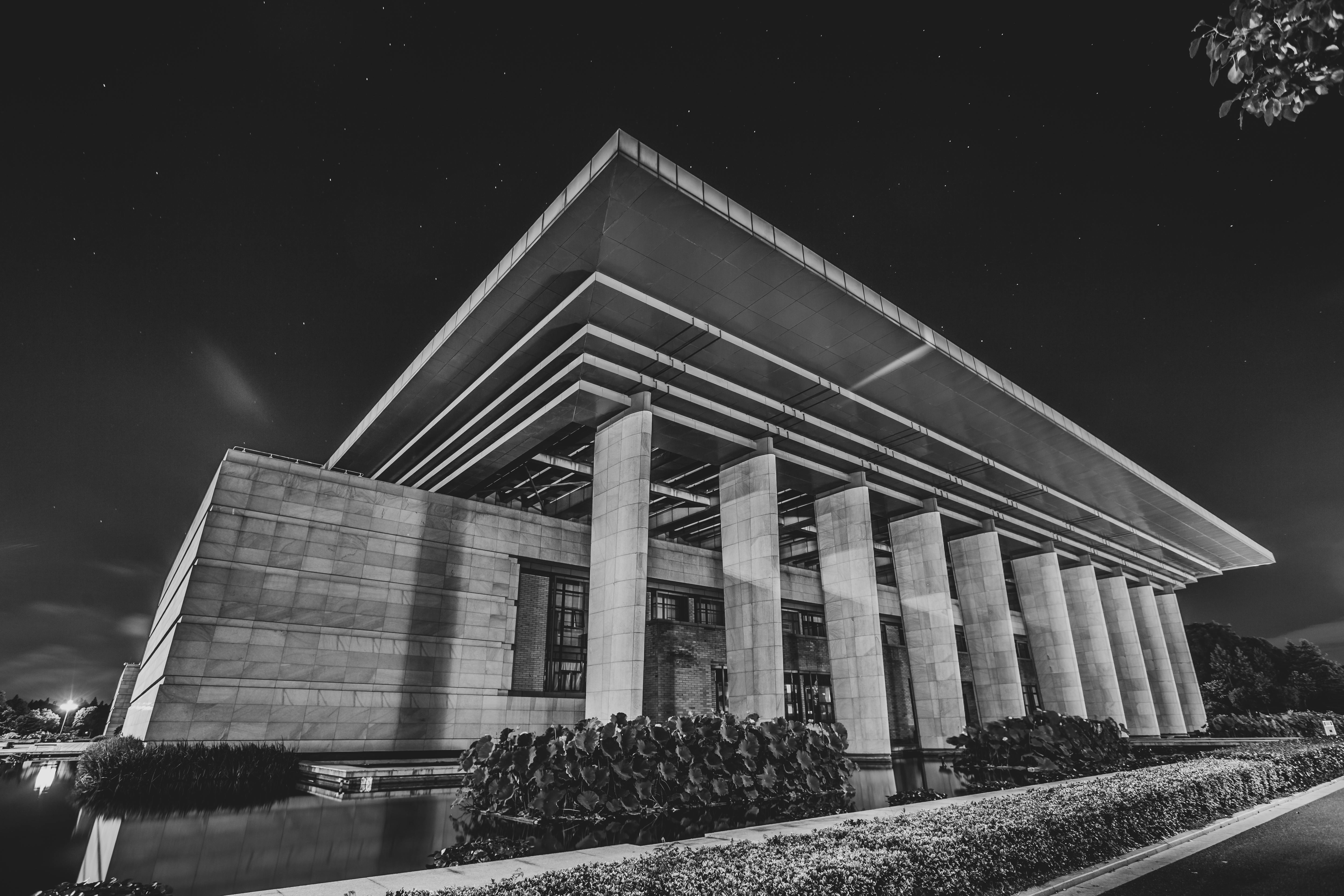 星光灿烂的夜空下，优雅的现代建筑矗立着柱子