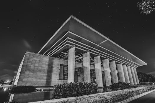 星光灿烂的夜空下，优雅的现代建筑矗立着柱子