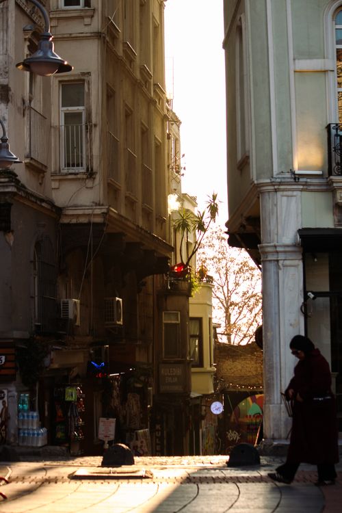 Free A peaceful Istanbul street captured during a golden sunset with historical architecture and subtle city life. Stock Photo