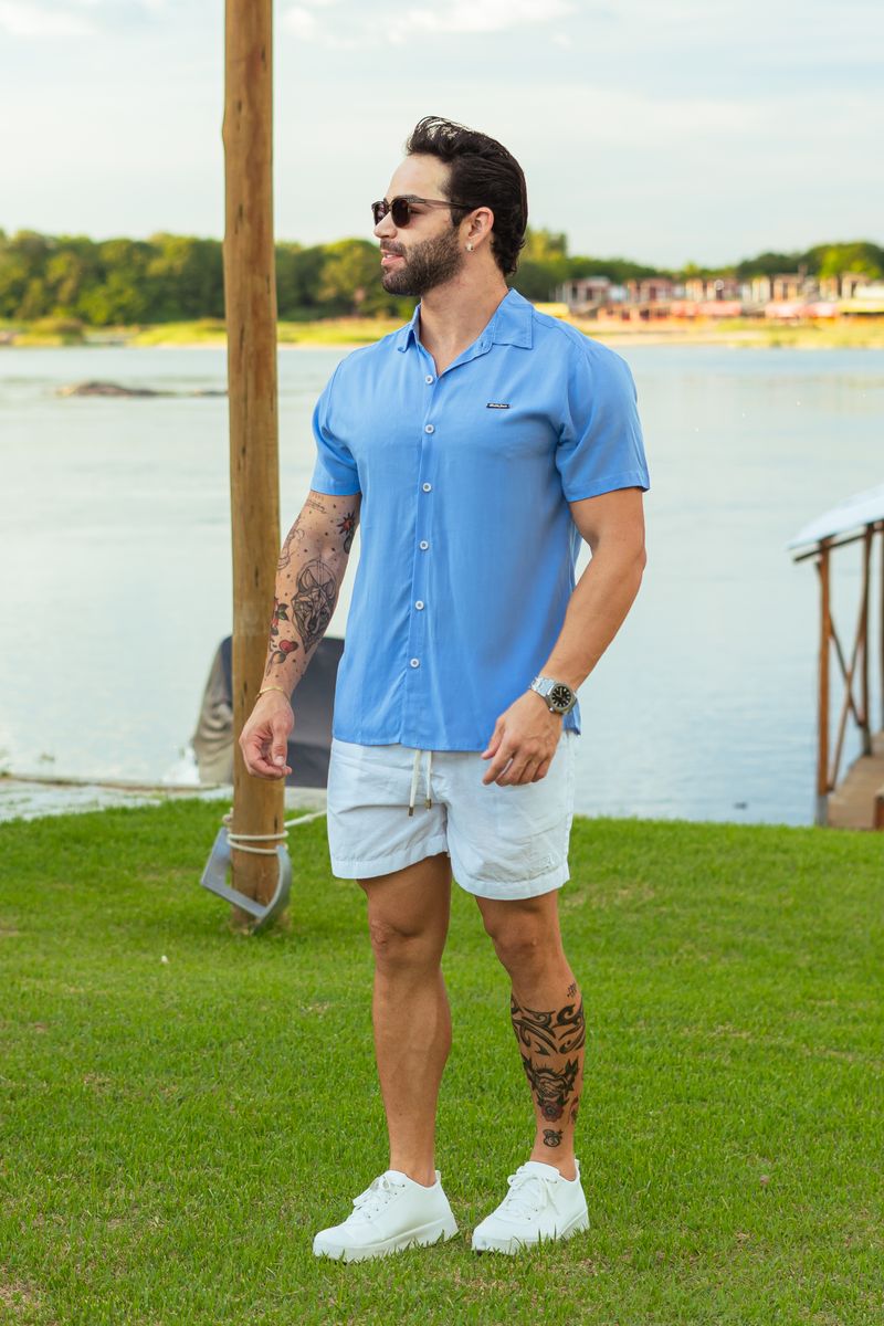 Hombre con camisa y pantalón corto de verano