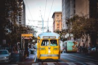 在繁忙的日子里，经典的黄色有轨电车穿梭于旧金山