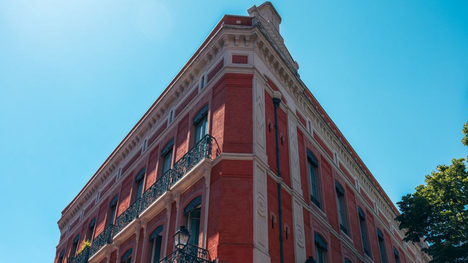 Impresionante edificio histórico de ladrillo rojo en Toulouse, Francia, bajo un cielo azul claro.