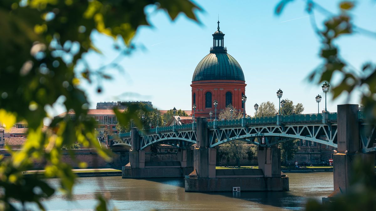 Pont Saint-Pierre et dôme de la Grave au bord de la Garonne, à Toulouse