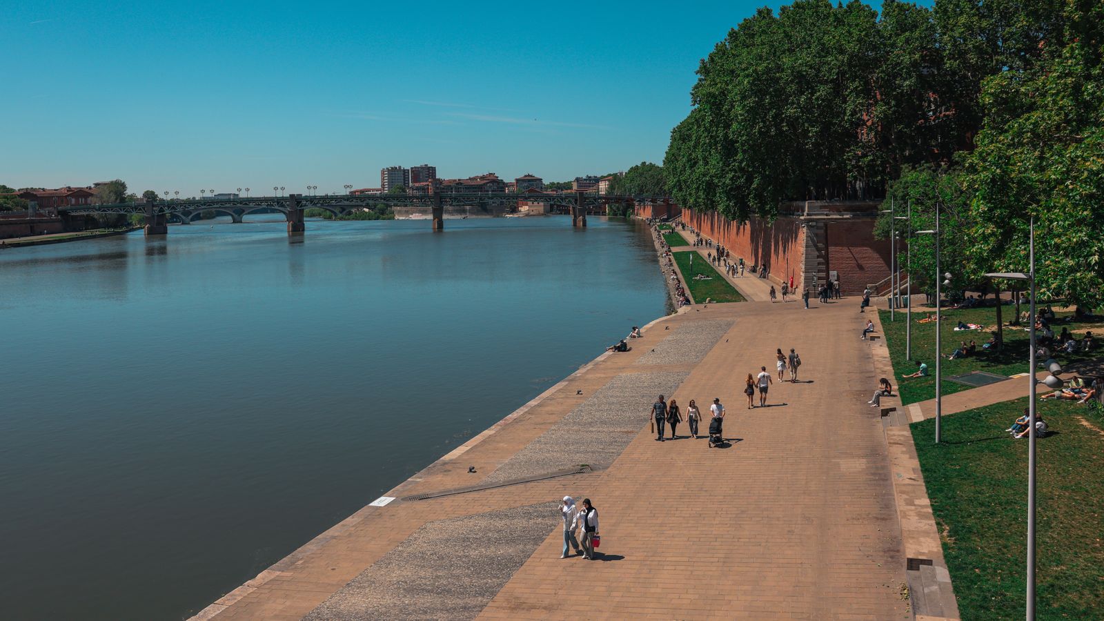Les quais de la Garonne à Toulouse, avec leur promenade et un pont en arrière-plan