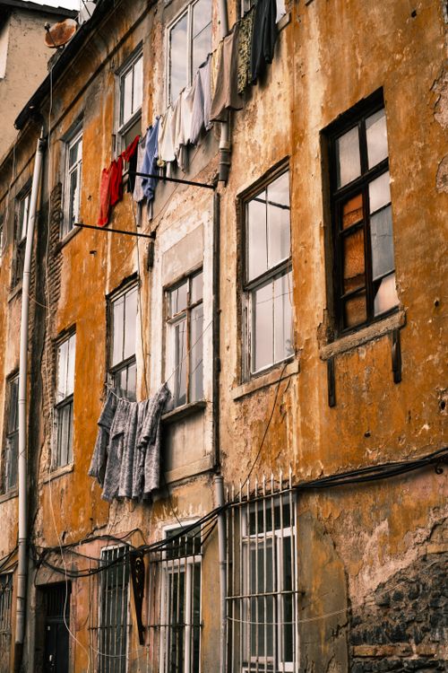 Free Aged building facade with hanging laundry in İstanbul, Türkiye. Stock Photo