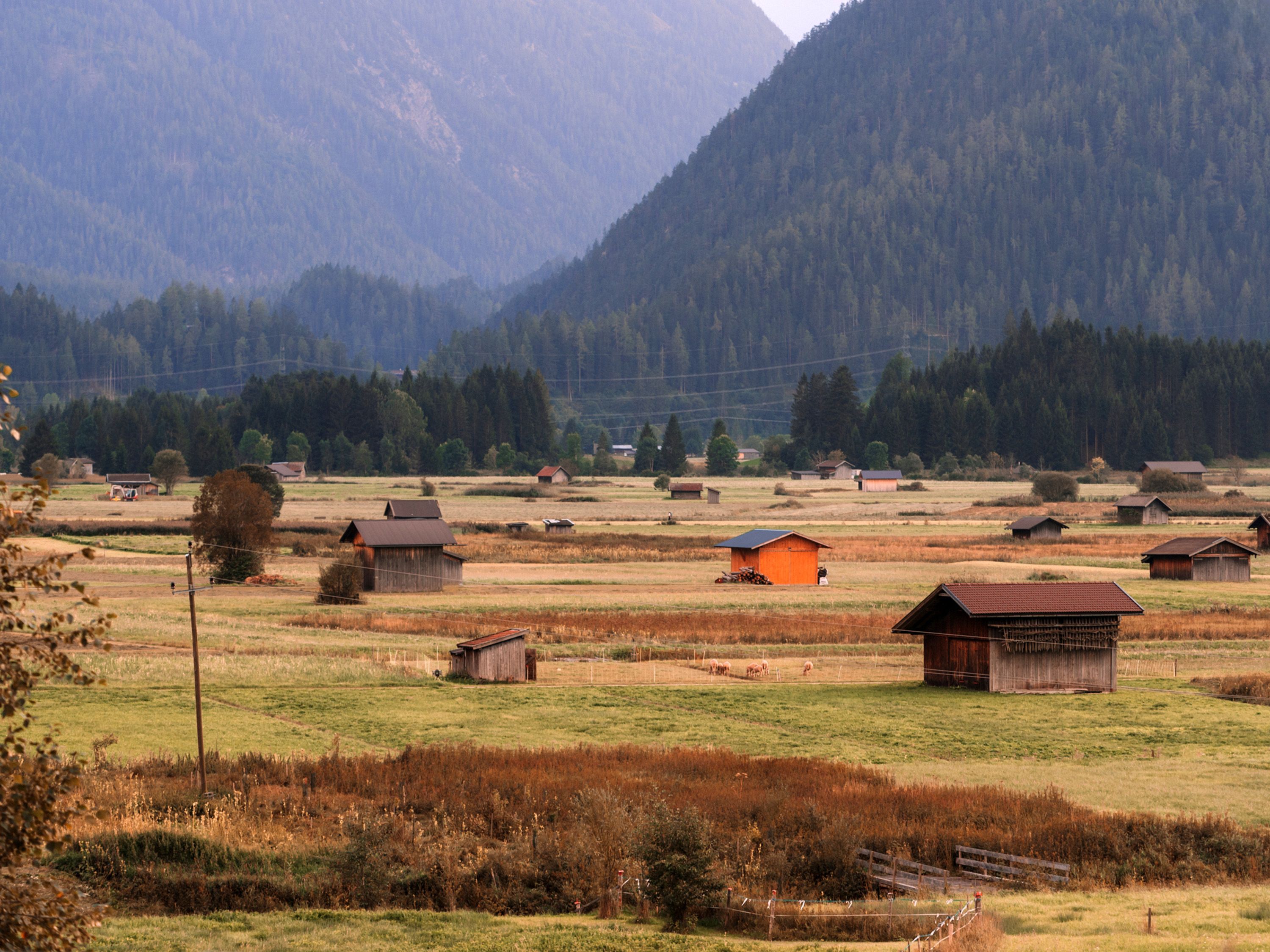 Scenic Rural Valley with Mountain Backdrop · Free Stock Photo