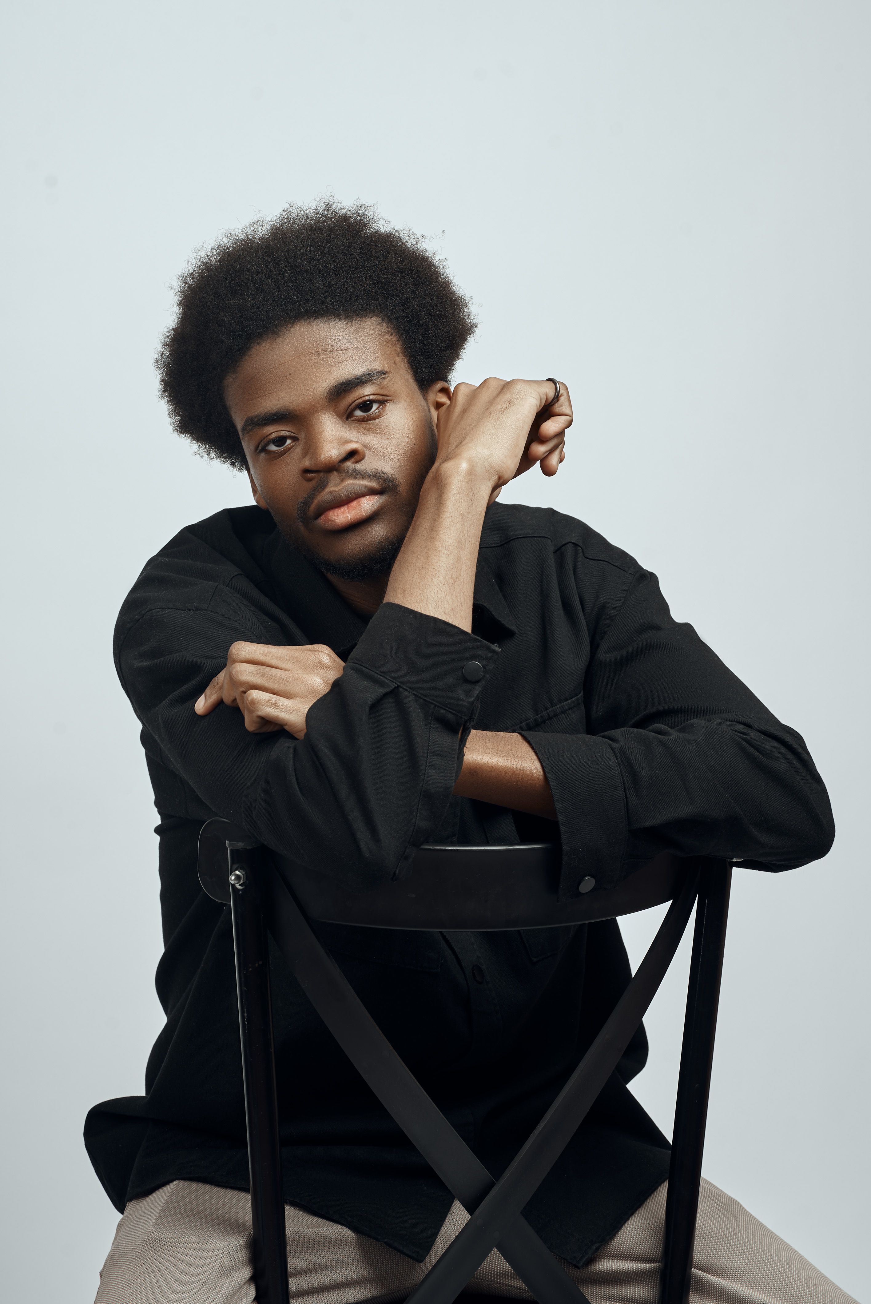 Retrato De Un Joven Pensativo Con Cabello Afro · Foto de stock gratuita