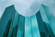 丹佛市中心低角度拍摄的反光玻璃摩天大楼