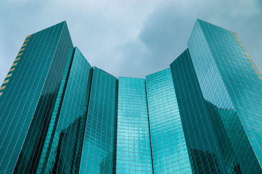 丹佛市中心低角度拍摄的反光玻璃摩天大楼