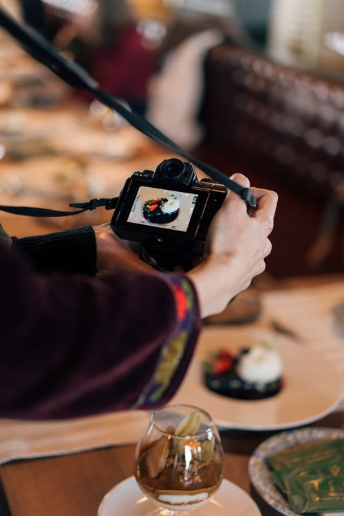 Free Photographer capturing gourmet dessert in İstanbul restaurant setting. Stock Photo