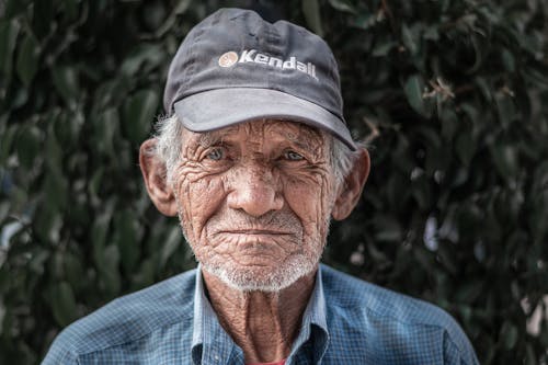 Kostenlos Porträtfoto Des älteren Mannes Im Blauen Kragenhemd Und Im Schwarzen Hut Stock-Foto