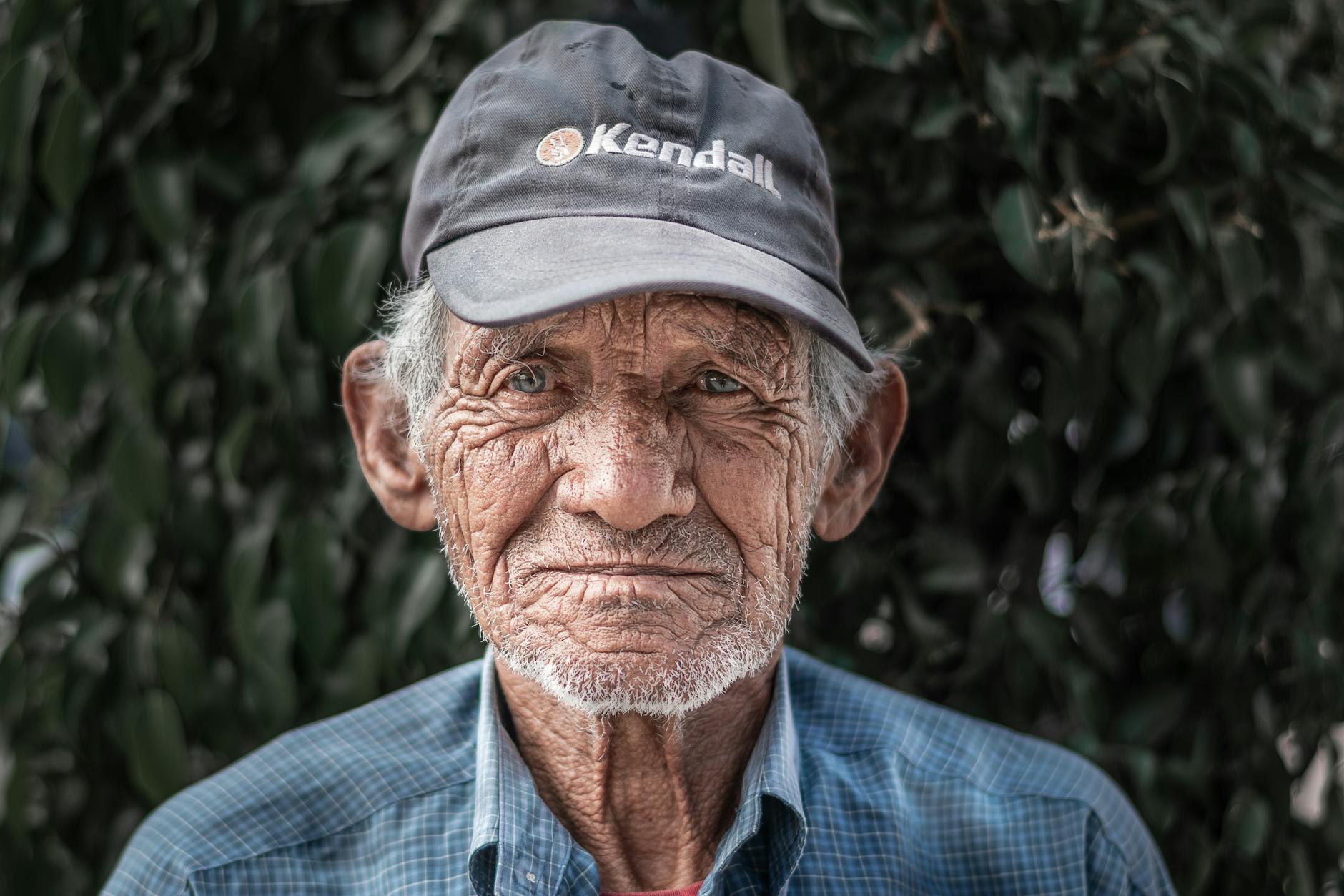 Foto Retrato De Anciano Con Camisa De Cuello Azul Y Sombrero Negro