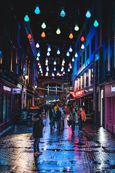 夜晚的城市街道繁华热闹，彩灯缤纷，行人往来，营造出一种热闹的氛围