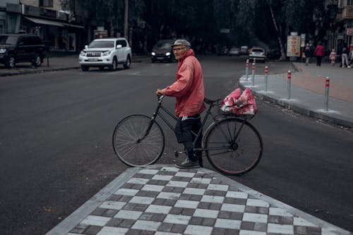 道路で通勤自転車に乗る男