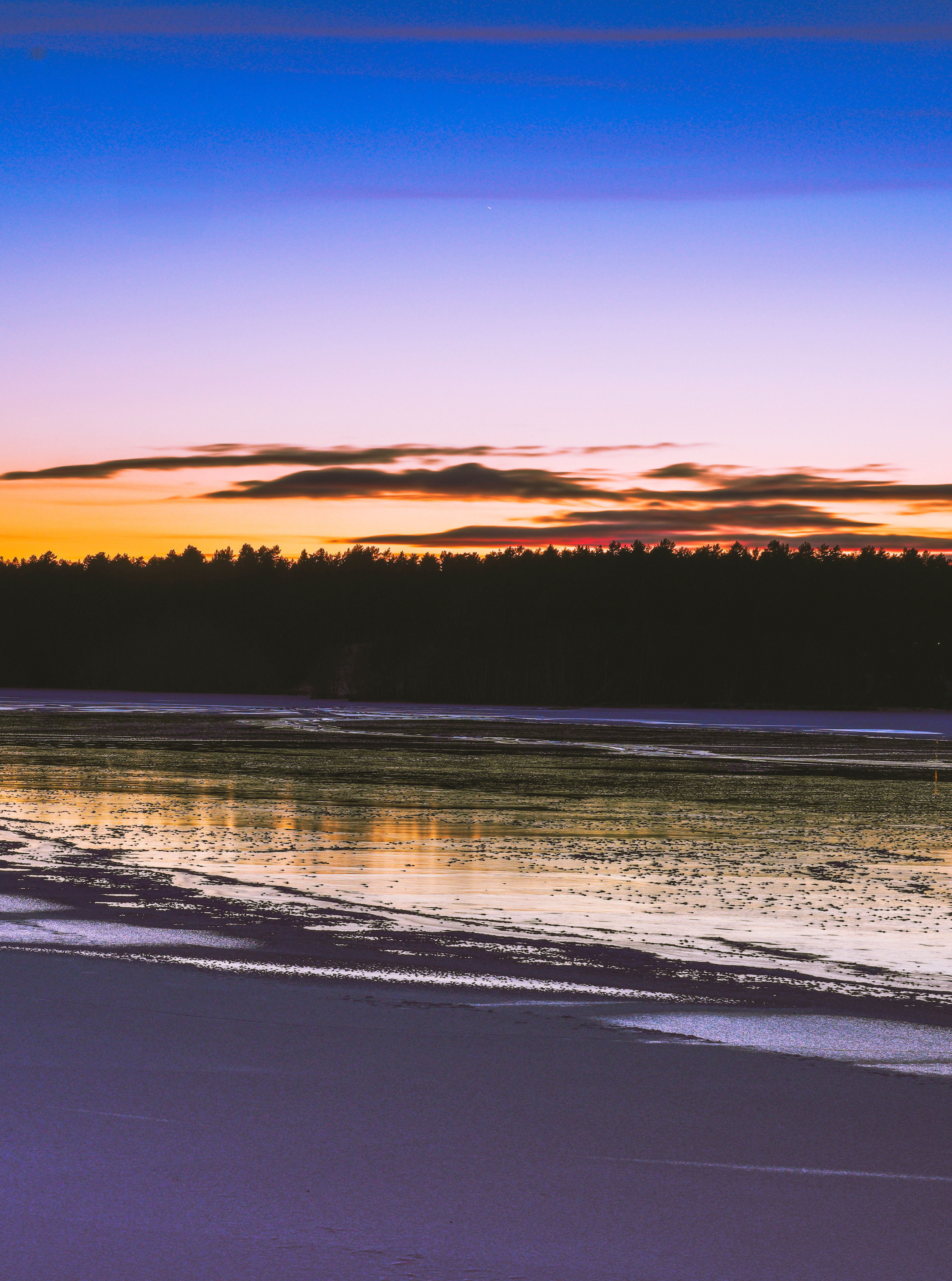 Serene Sunset Over Calm Lake Reflection · Free Stock Photo