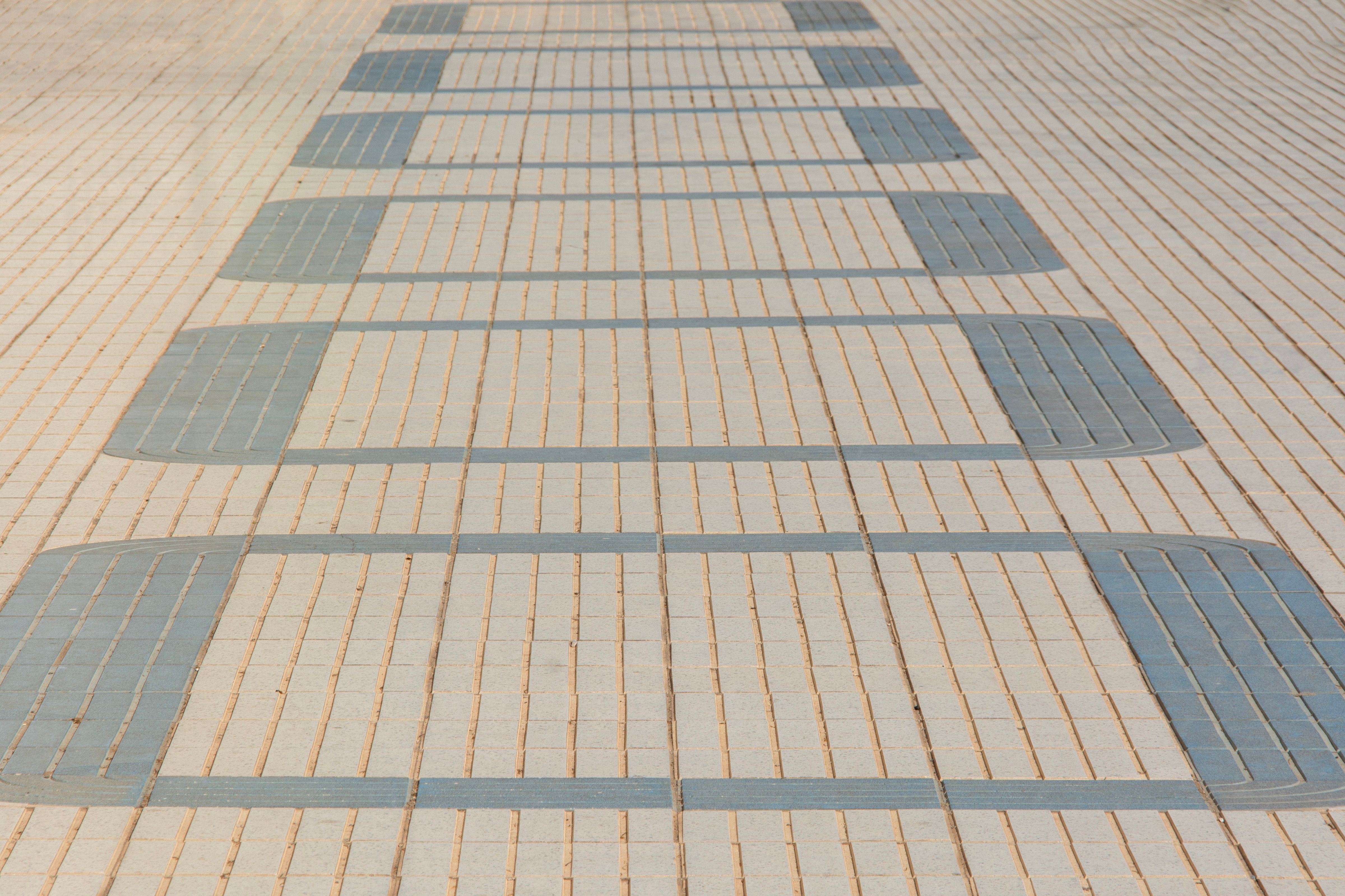 free-photo-of-abstract-patroon-op-betegeld-buitenoppervlak.jpeg?auto=compress&cs=tinysrgb&w=1260&h=750&dpr=1