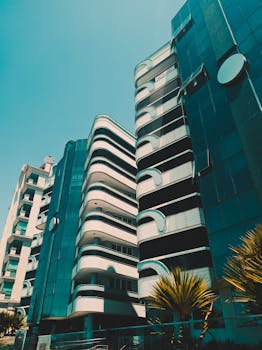 这座现代建筑奇迹，以其未来主义设计和玻璃立面，在城市环境中熠熠生辉