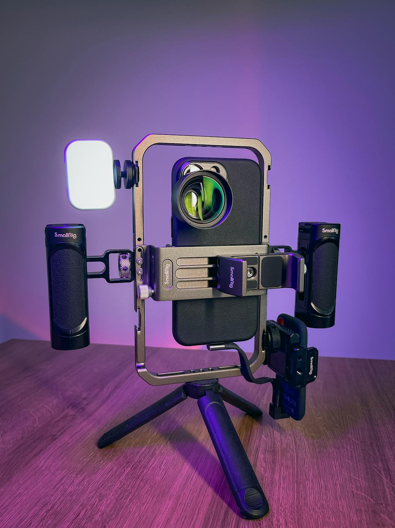 Rig per smartphone montato su mini-treppiede con luce e gabbia
