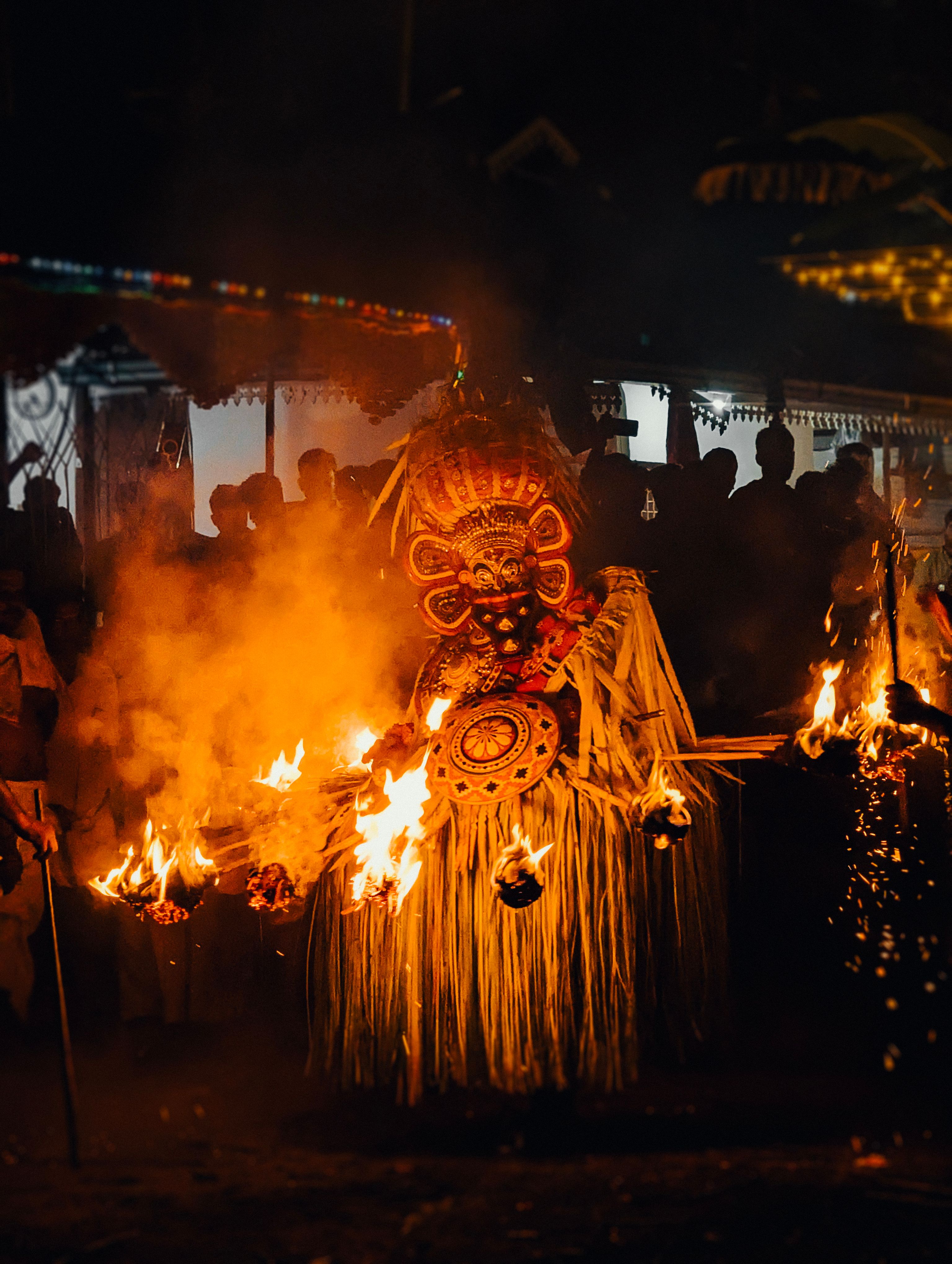 Ritual Nocturno De Varanasi Con La Vaca Sagrada · Foto de stock gratuita