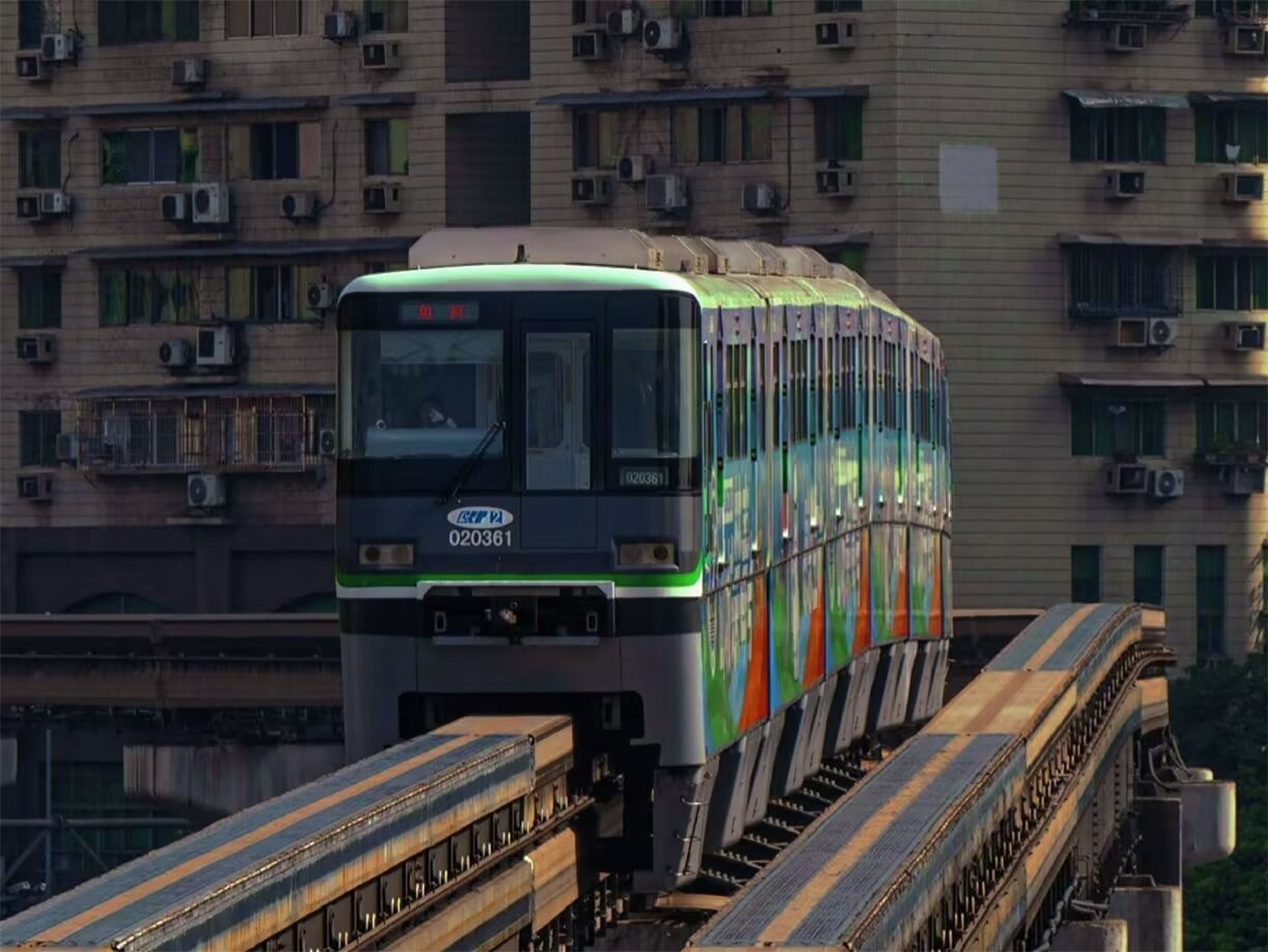 Urban Train on Elevated Tracks Near Buildings · Free Stock Photo