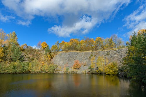 Autumn’s Glow Travels South, Brightening New Landscapes