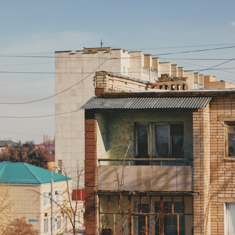 Urban Scene with Rustic Brick Buildings Under Daylight · Free Stock Photo