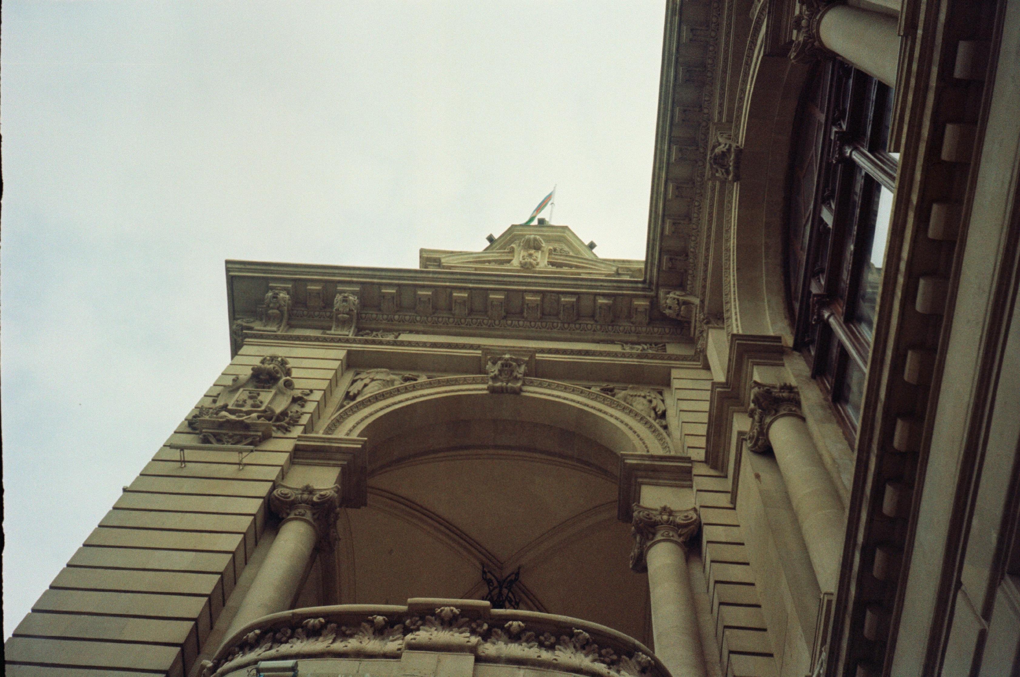 Gratis Pemandangan sudut rendah dari arsitektur rumit di Baku, menangkap elemen desain klasik. Foto Stok