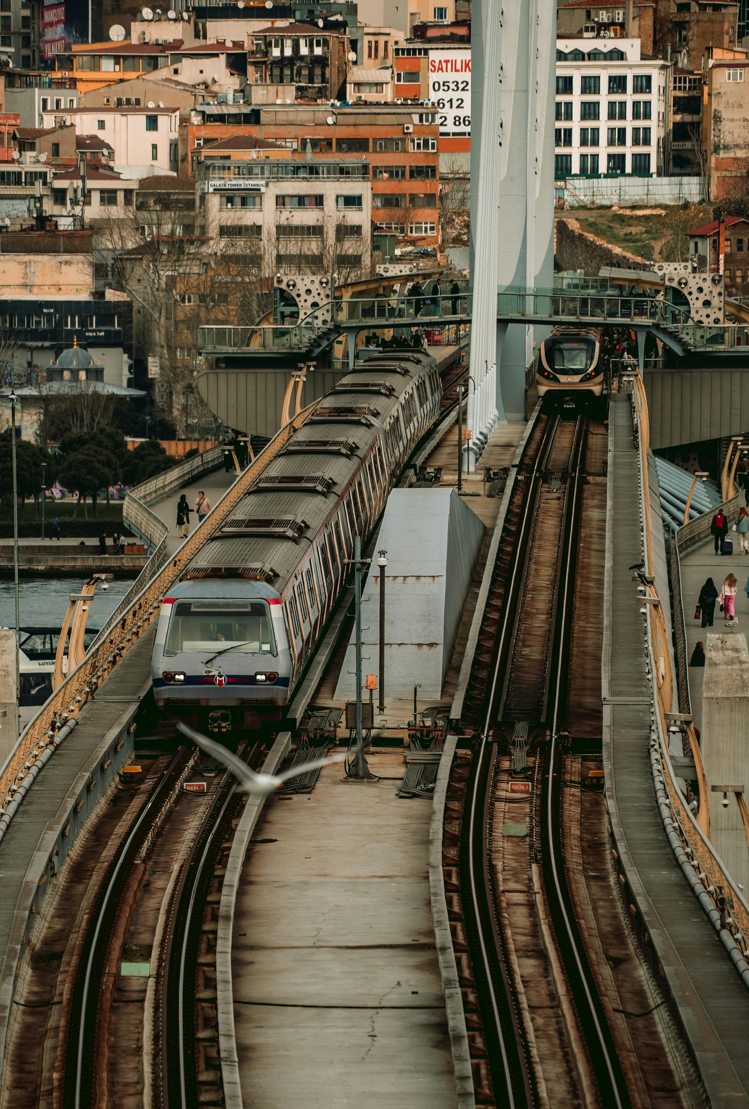 Gratuit Une vue panoramique du tramway d'Istanbul traversant un pont au milieu de la vie urbaine animée. Photos