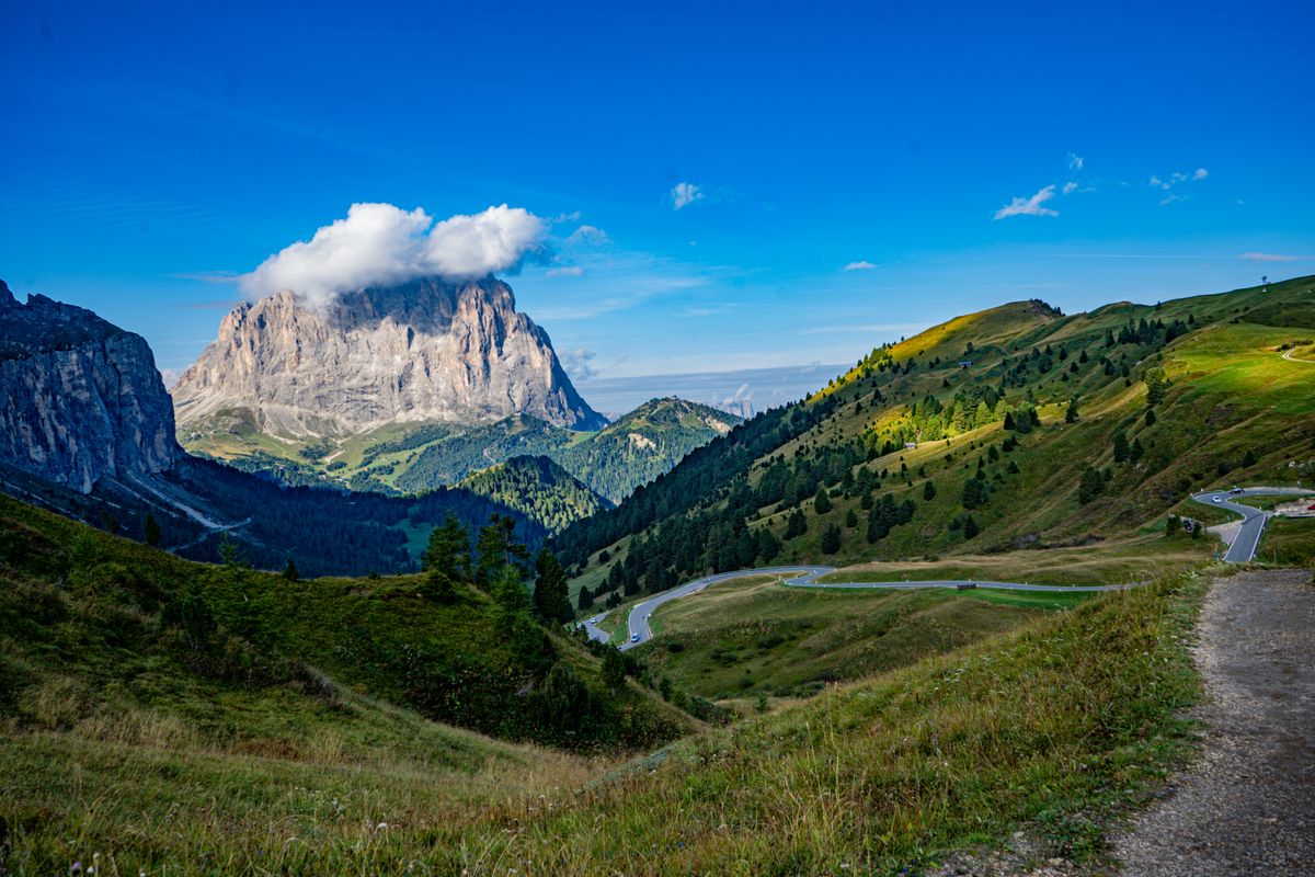Drum panoramic șerpuind printre piscurile stâncoase ale Dolomiților, în Trentino-Alto Adige