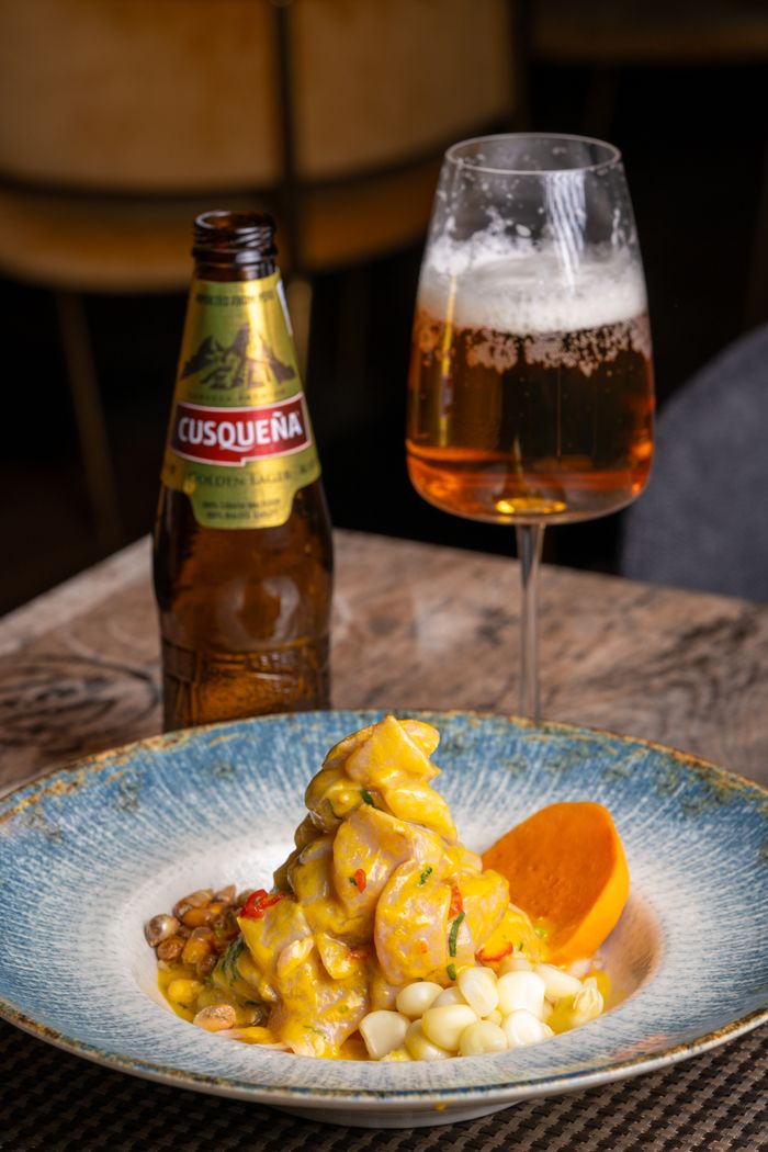 Ceviche peruano servido en mesa rústica