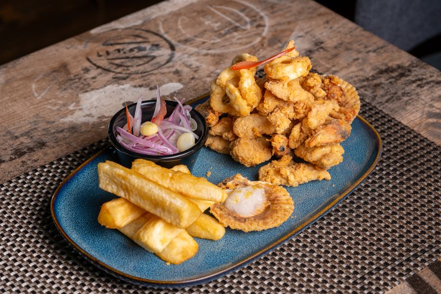 Jalea mixta de mariscos crocantes con yuca frita y salsa criolla