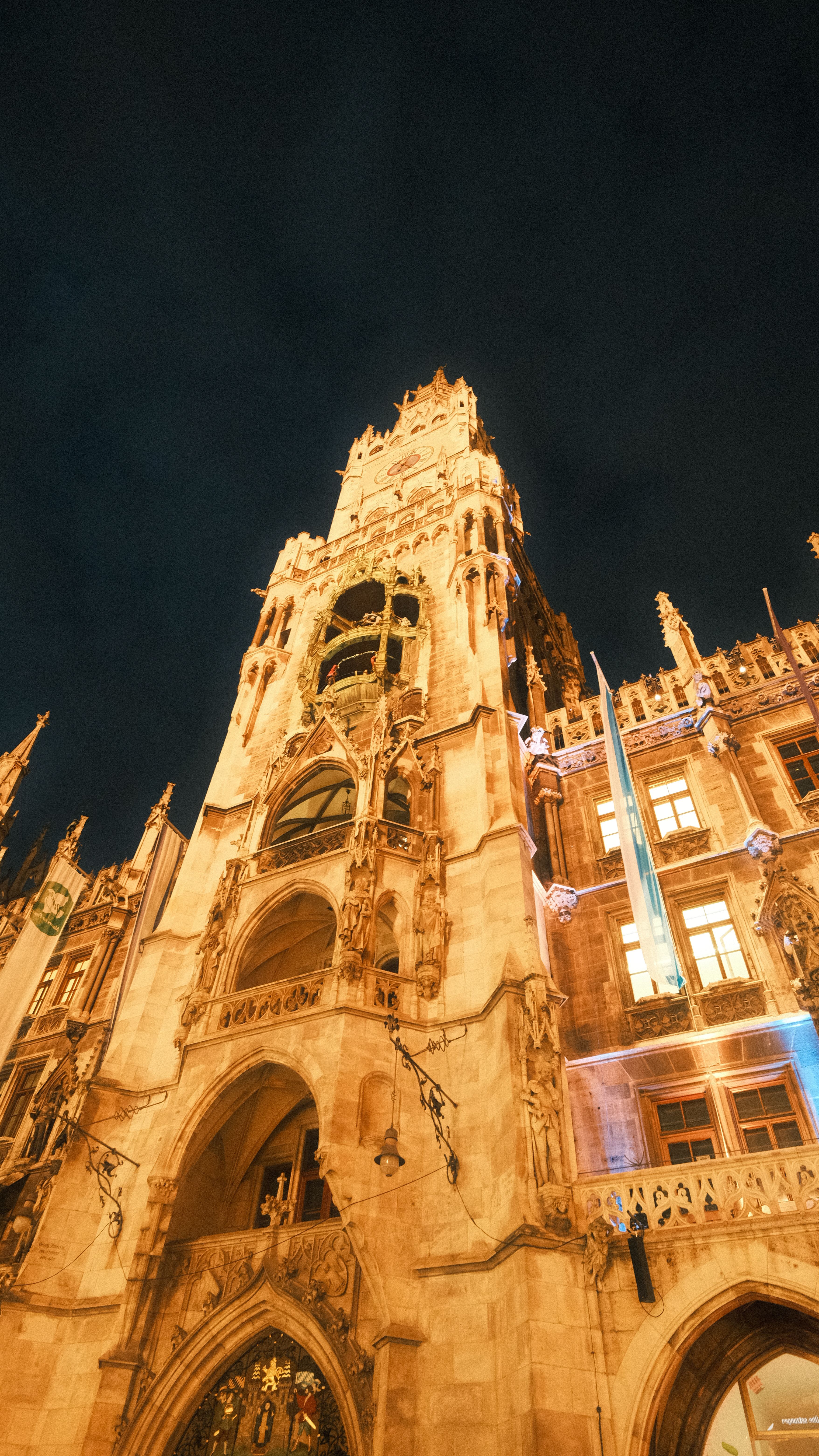 Gratis Majestetisk nattutsikt over det nye rådhuset i Gothic Revival i München, Tyskland. Arkivbilde