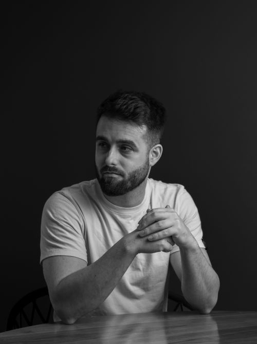 Free Monochrome portrait of a man in a thoughtful pose, ideal for professional use. Stock Photo