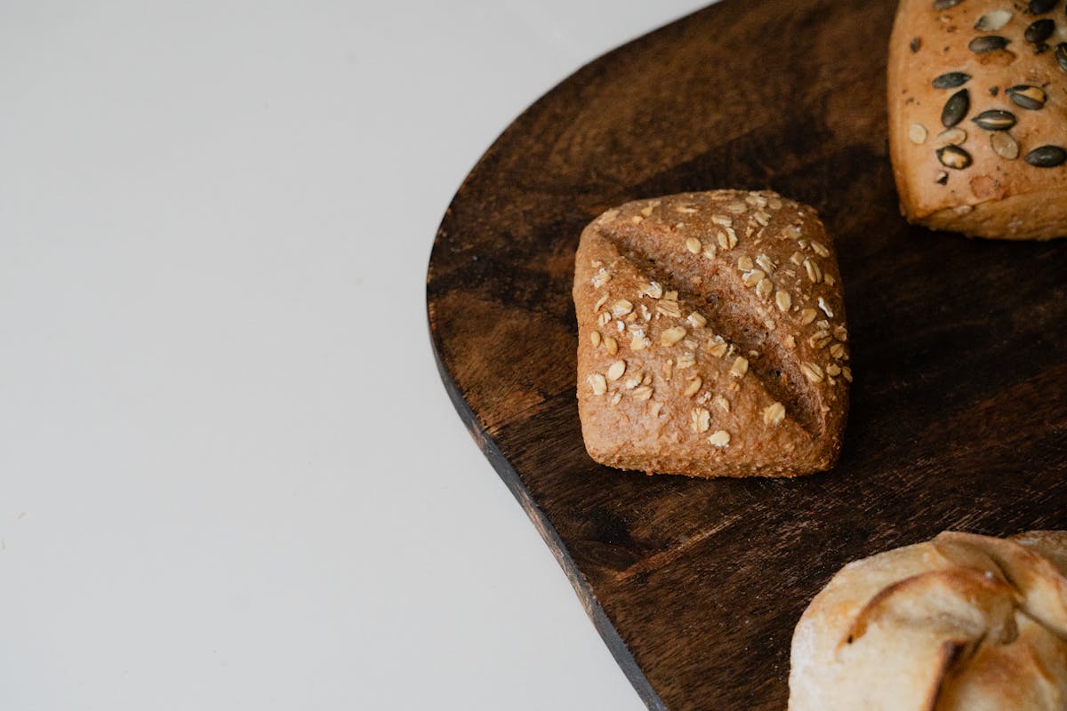Assortimento di pane artigianale con vari formati e croste sulla tavola
