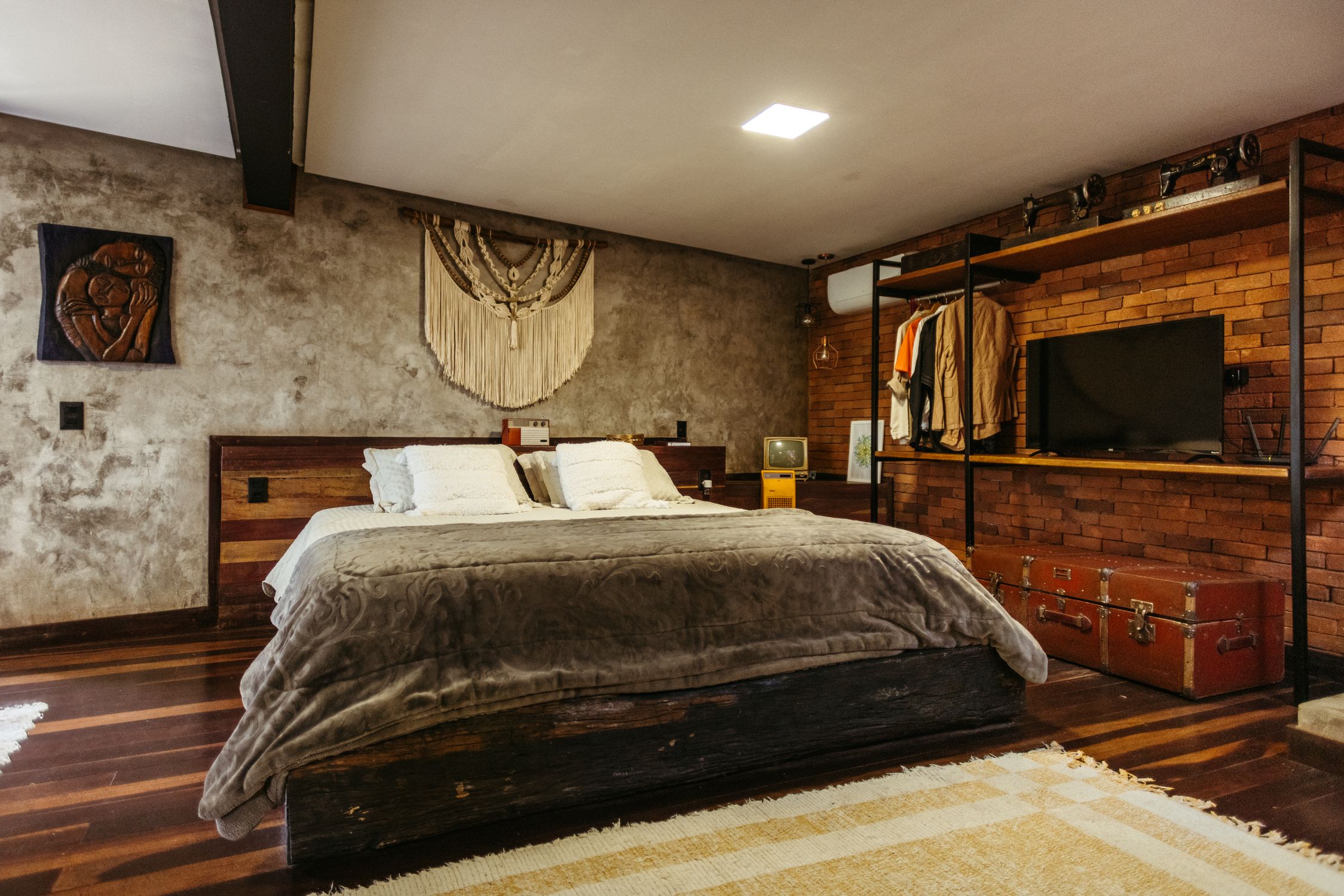 Rustic bedroom with unique decor in Santa Teresa, Brazil.