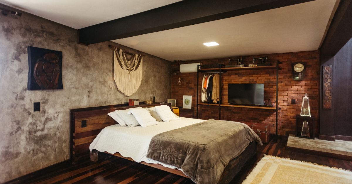 Interior de quarto elegante em Santa Teresa, Brasil, com decoração moderna e tons quentes.