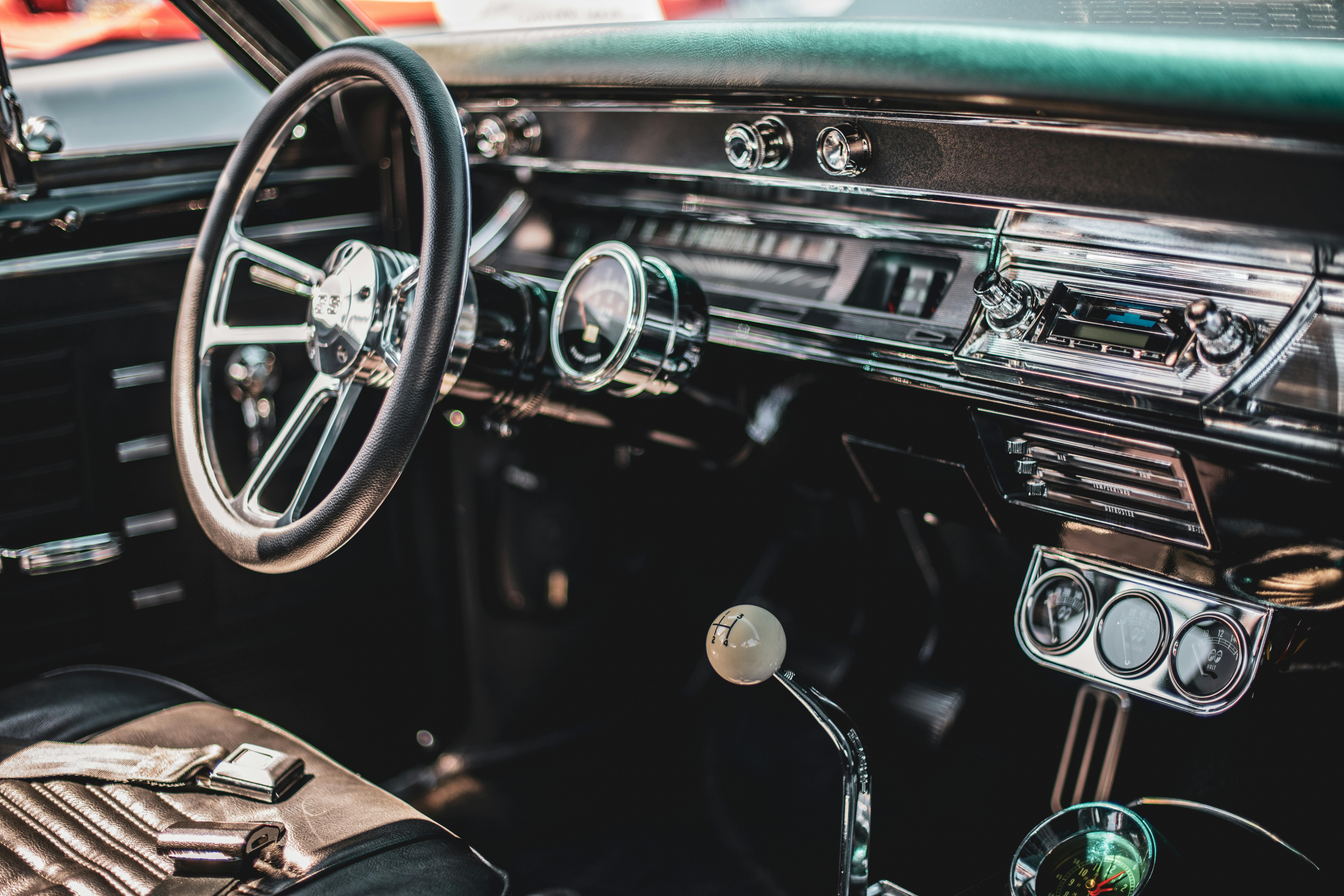 经典汽车内饰的详细视图，展示了复古仪表板和方向盘