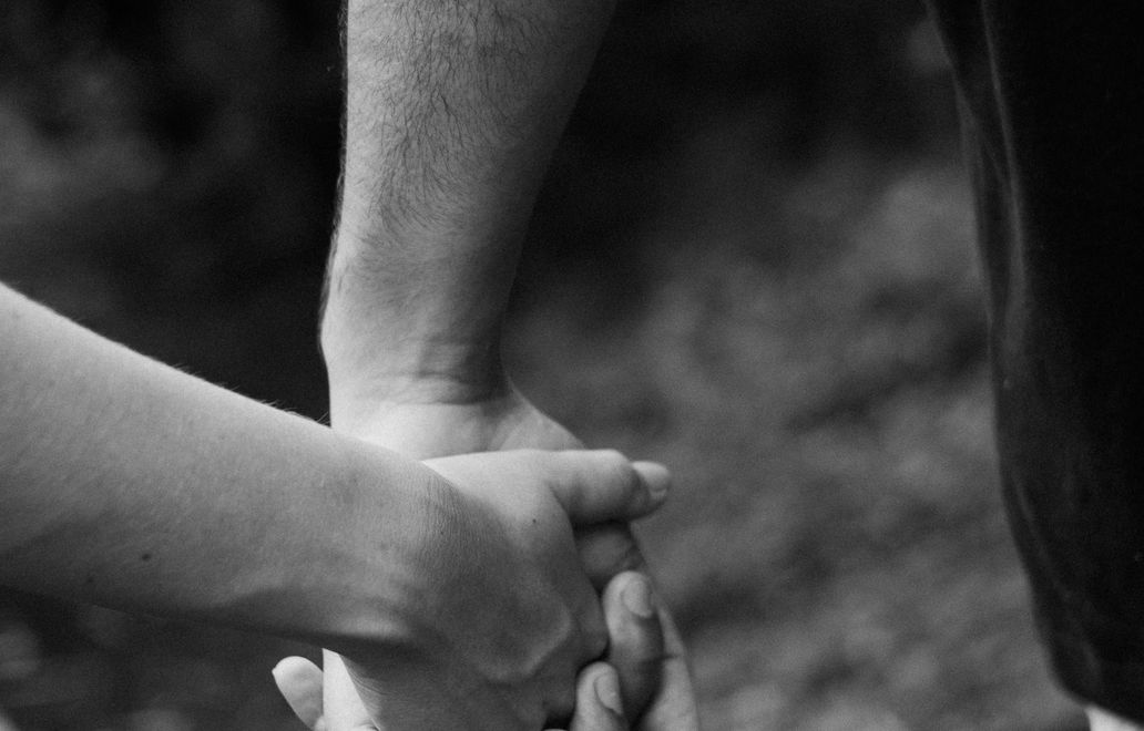 single parent dating online using laptop at home