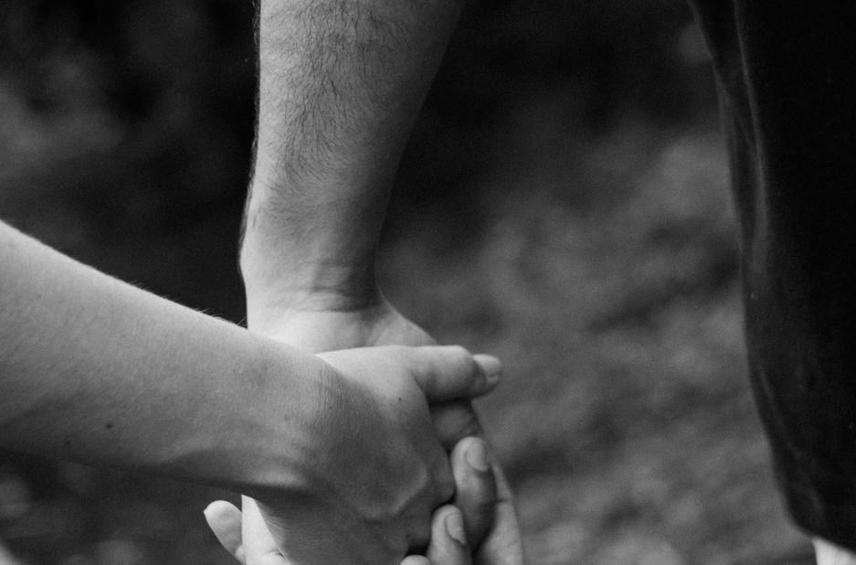 Online dating: starting a conversation on a niche platform
