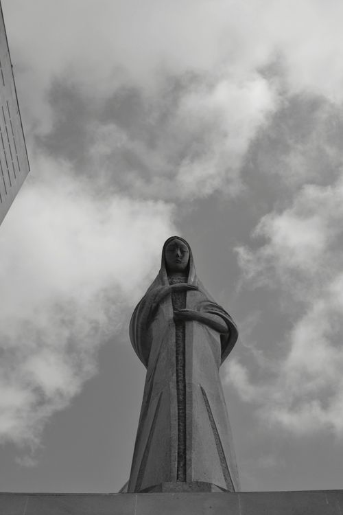 Free A striking monochrome image of a statue against a dramatic cloudy sky. Stock Photo