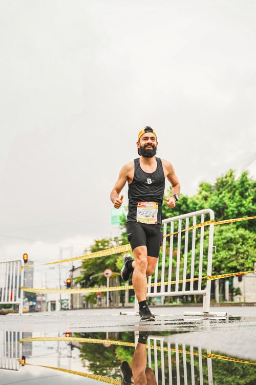 Free Athletic man enjoying city marathon run reflecting energy and determination. Stock Photo