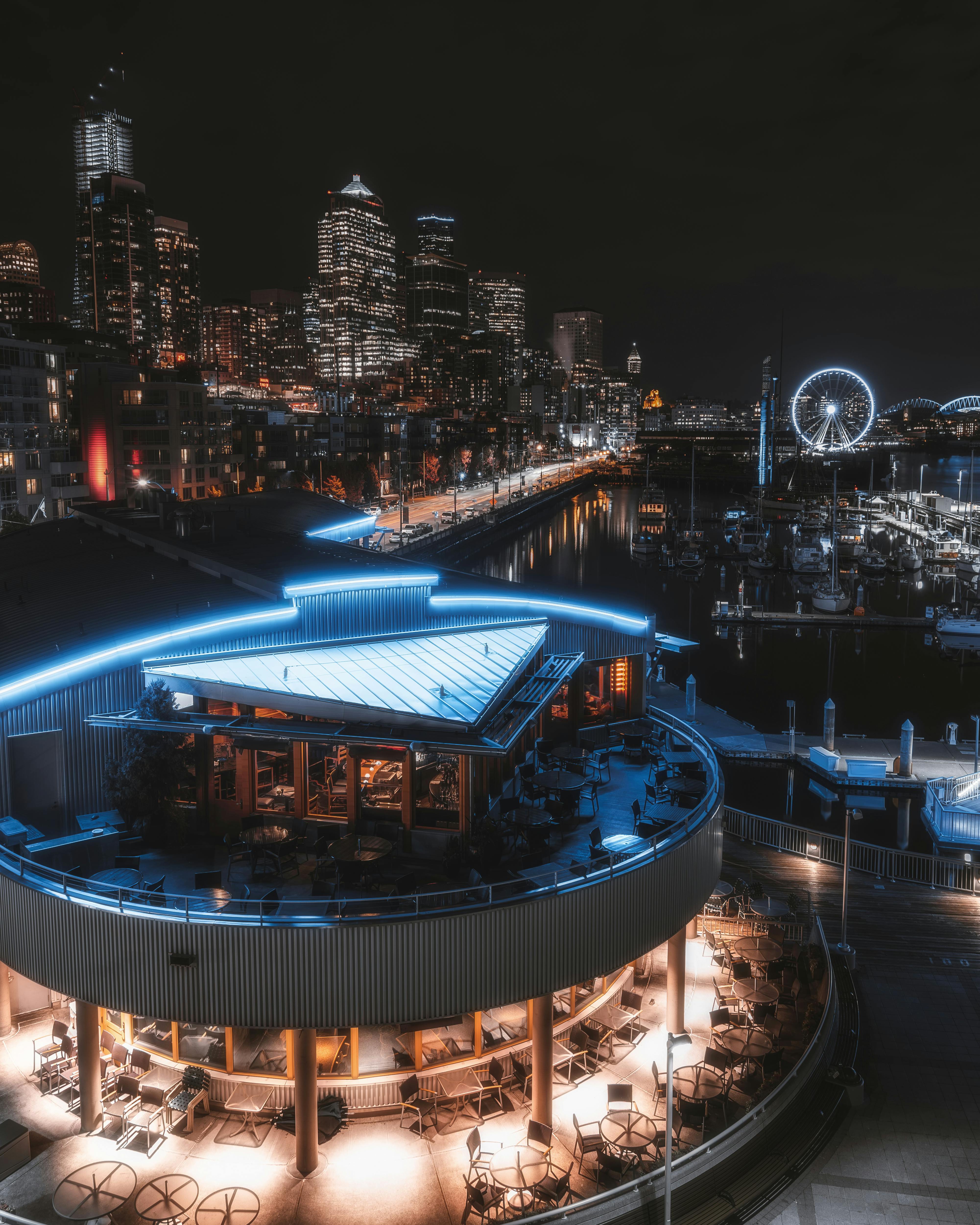 西雅图的天际线和海滨被摩天轮的倒影照亮