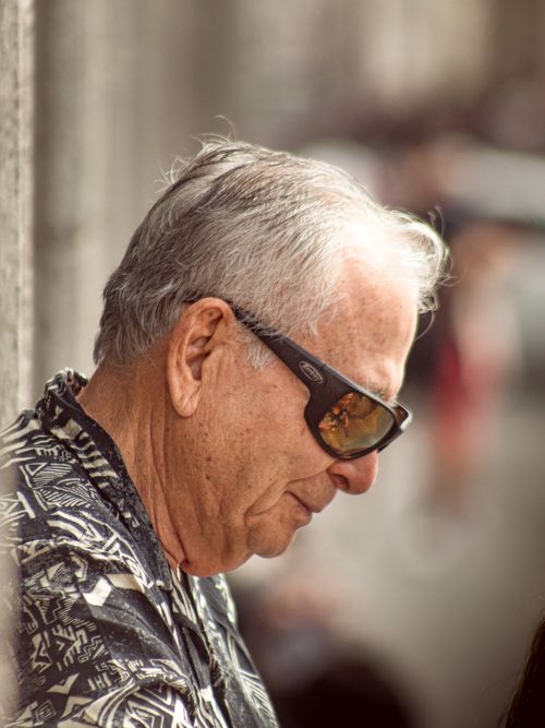 Free Close-up portrait of a senior man in sunglasses enjoying a sunny day outdoors. Stock Photo