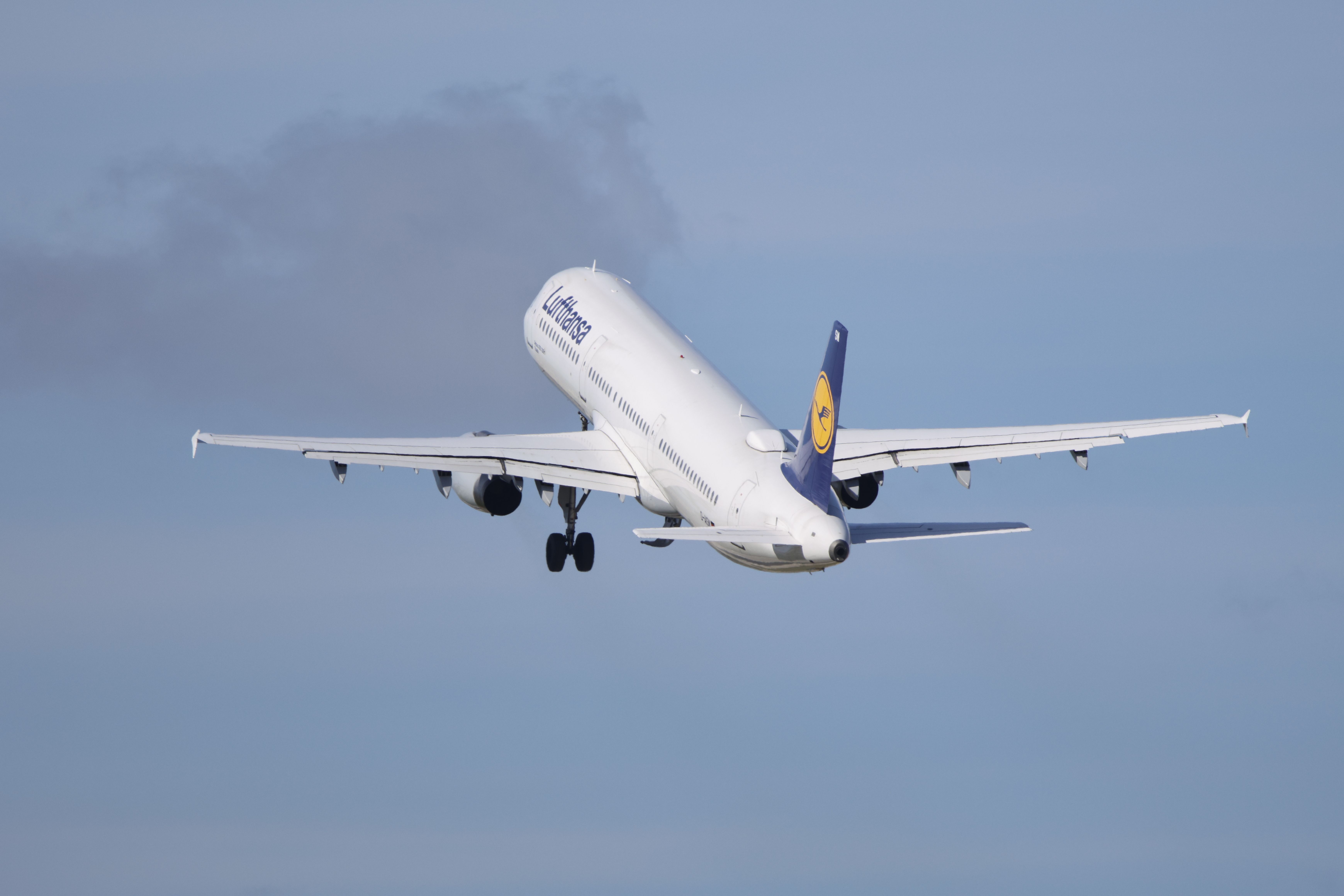 Lufthansa cuts 20,000 summer flights as fuel prices surge