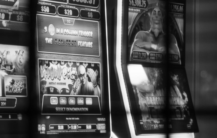 Live Casino Dealer beim Roulette im Studio