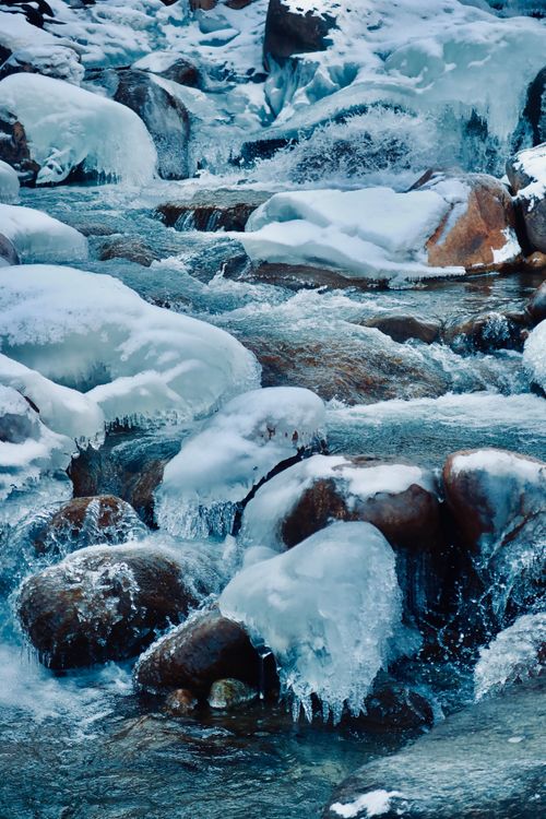 Free A beautiful frozen stream covered with icicles showcasing the serene winter landscape. Stock Photo