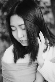 黑白肖像捕捉了宁静而内省的瞬间